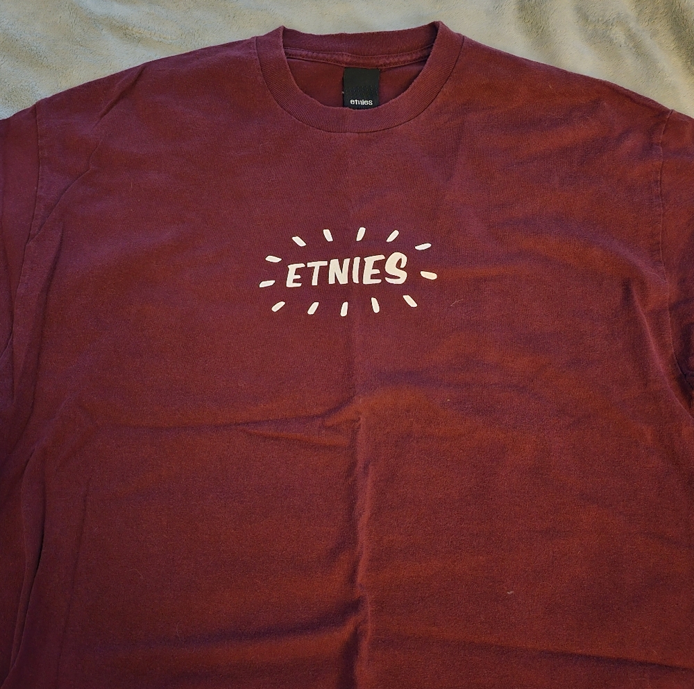 Etnies Burgundy Tee with White Logo